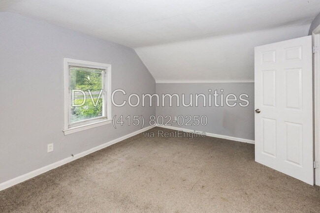 Building Photo - 915 Clarence Rd