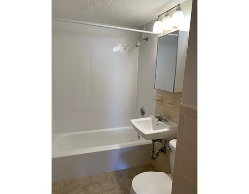 Building Photo - 5 Lakeview Gardens
