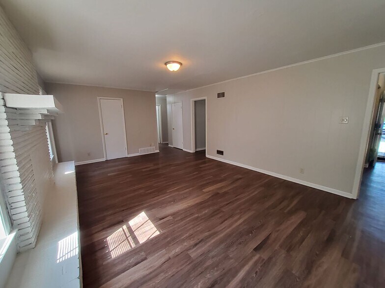 Building Photo - 3985 Bertram Cove