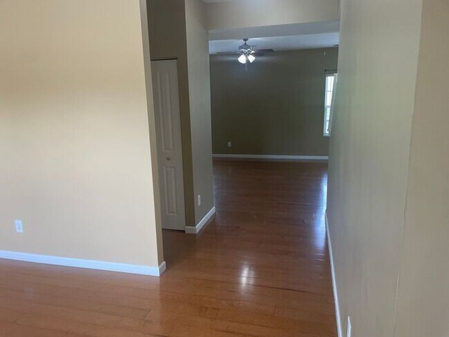 Building Photo - Large 3 Bedroom/2.5 Bath/Bonus/Florida Room