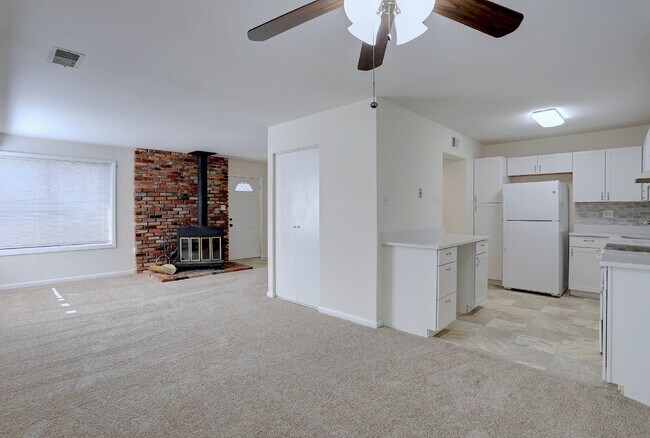 Building Photo - 3BD, 1.5BA - Beautifully Remodeled Townhome in Columbia