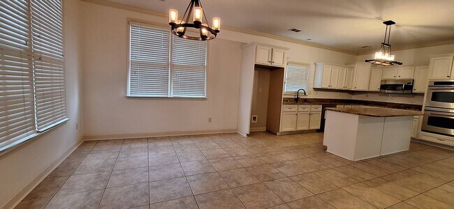 Building Photo - Gorgeous 5 bedroom 3 full bath home for rent