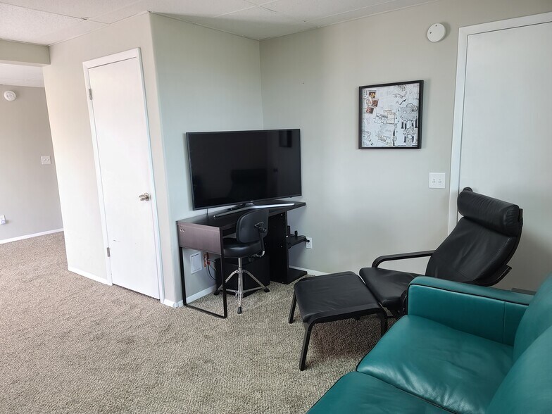 Building Photo - 940 W Red Oaks Dr