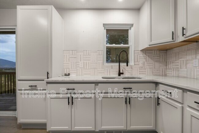 Building Photo - 450 Scenic Dr