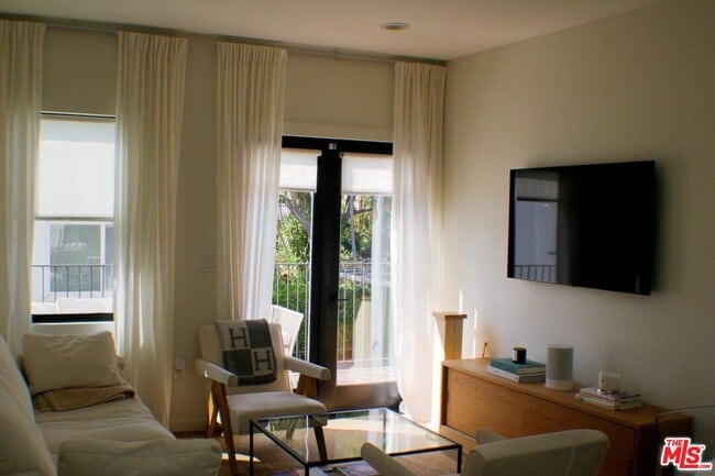 Building Photo - 8587 Rugby Dr