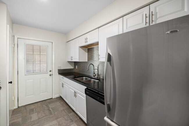 Building Photo - 115 Country Club Dr