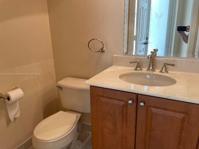 Building Photo - 8133 Madison Lakes Cir S