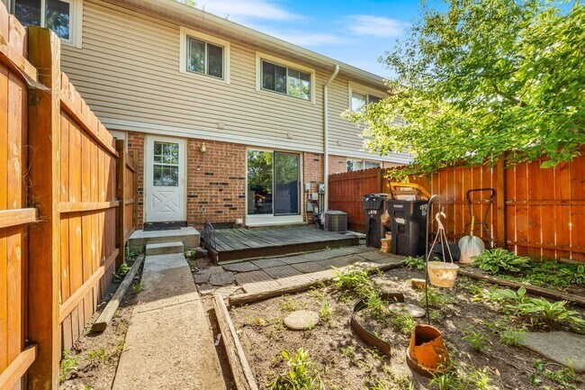 Building Photo - 3075 Kingston Ct