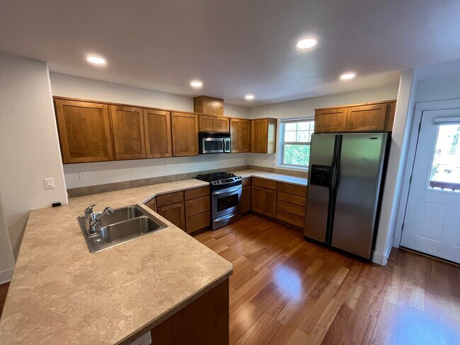 Building Photo - Beautiful 2 Bed/2.5 Bath Townhome on Bend'...