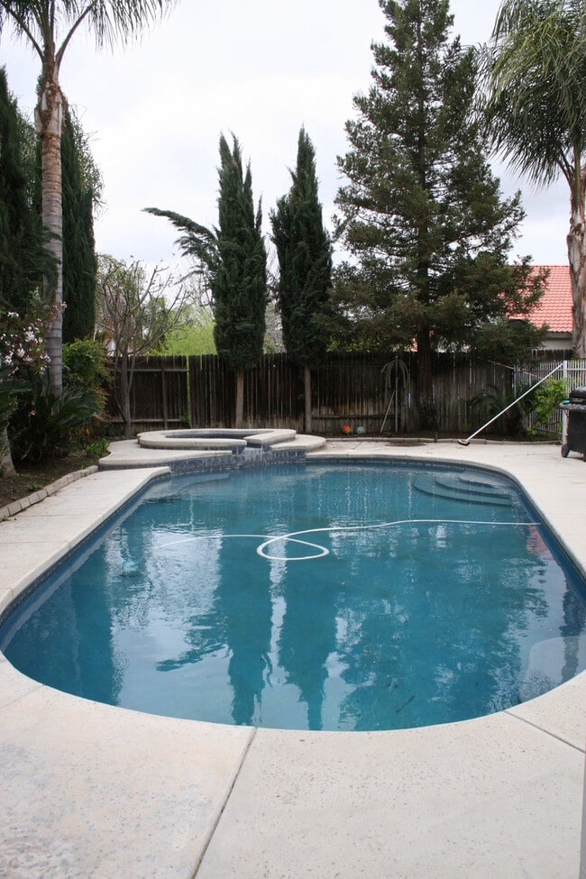 Building Photo - 10317 Walnut Creek Ct