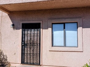 Building Photo - 2 Bedroom with private fenced yard!