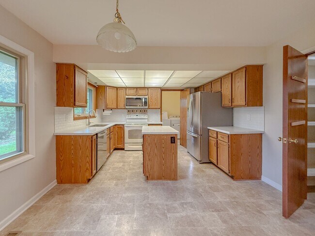 Building Photo - Spacious Ranch