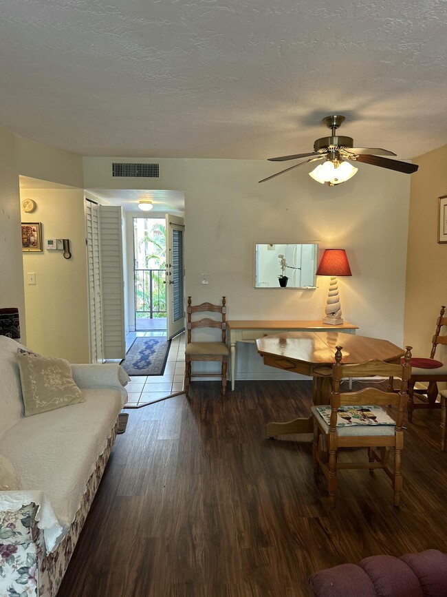 Building Photo - 2801 Somerset Dr