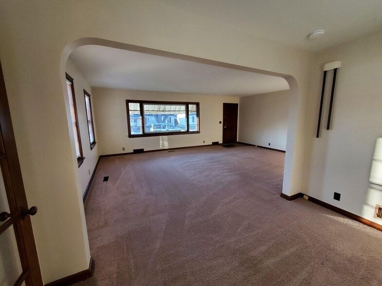Living - 825 S Walnut St
