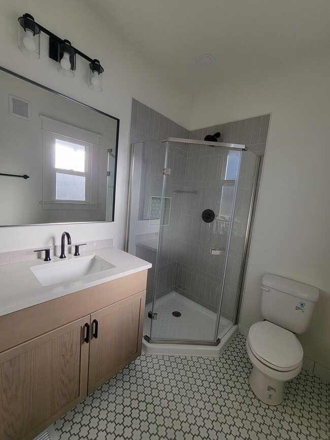 Building Photo - Don’t Miss This! Spacious 2 Bed, 2 Bath in North Portland