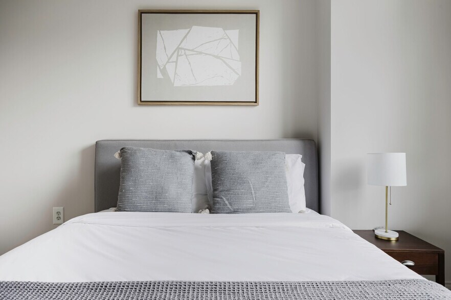 Building Photo - 850 N Randolph St