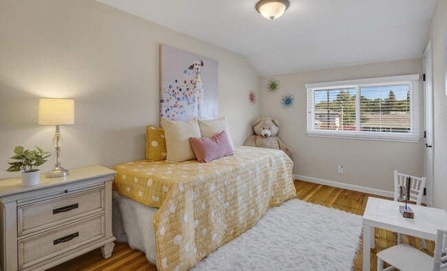 Building Photo - Charming Silvergate Home with Stunning Bac...
