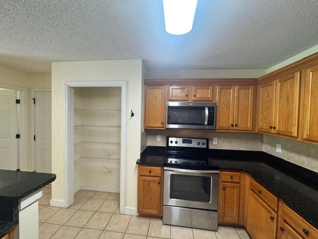 Building Photo - Spacious 4 Bedroom in South Crestview!