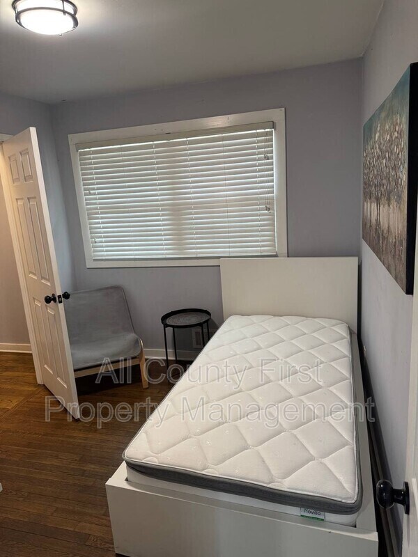 Building Photo - 656 Cedar Ave NW