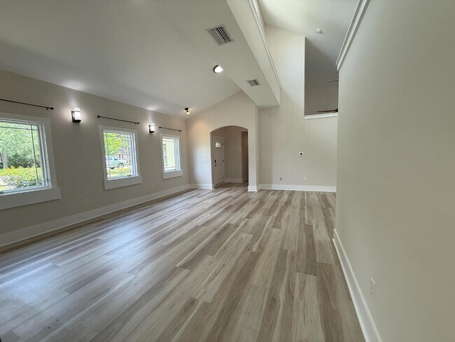Primary Photo - 5432 Grove Ave