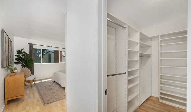 Building Photo - Spacious and  light-filled one-bedroom, on...