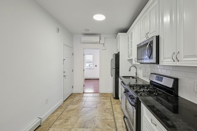 Building Photo - 76 Hutton St