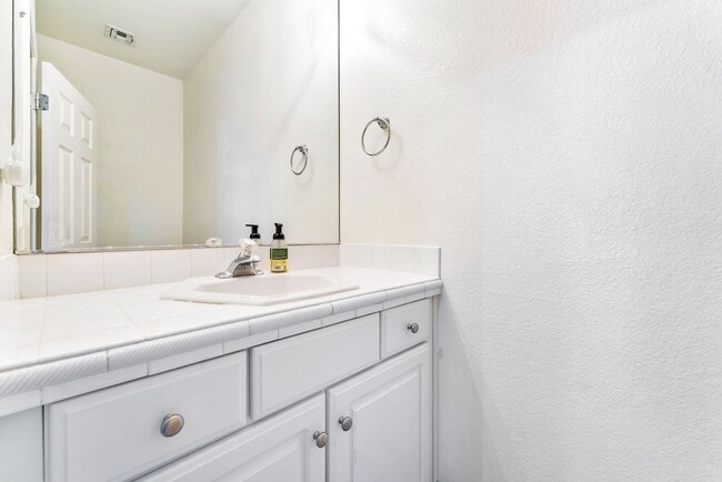 Building Photo - Elevated Summerlin Living Near TPC Summerlin