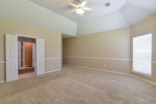 Building Photo - Large Mansfield High Home Centrally Located