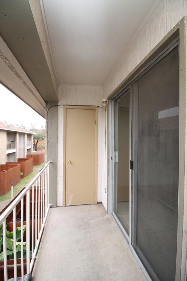 Building Photo - 612-620 E Hibiscus Ave