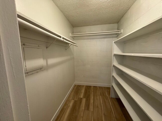 Building Photo - 1 Bedroom Condo close to UNLV & The Strip