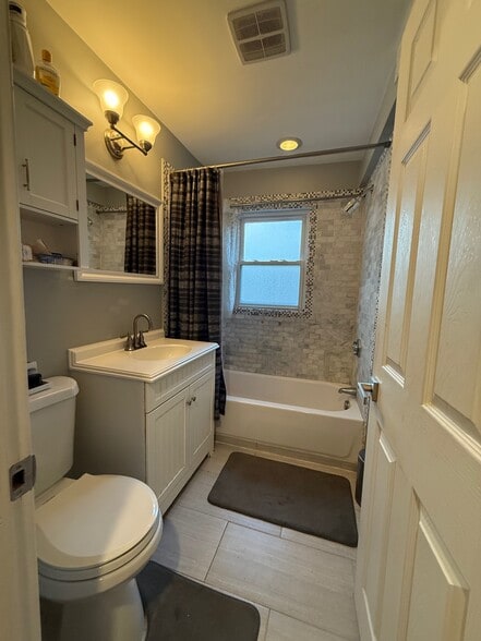 Building Photo - 264 Main St