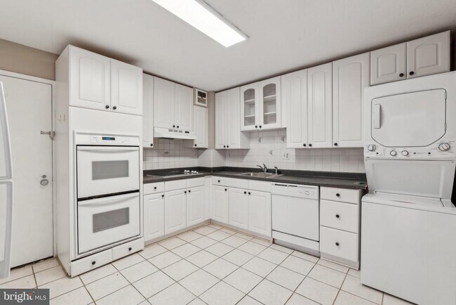 Building Photo - 8340 Greensboro Dr