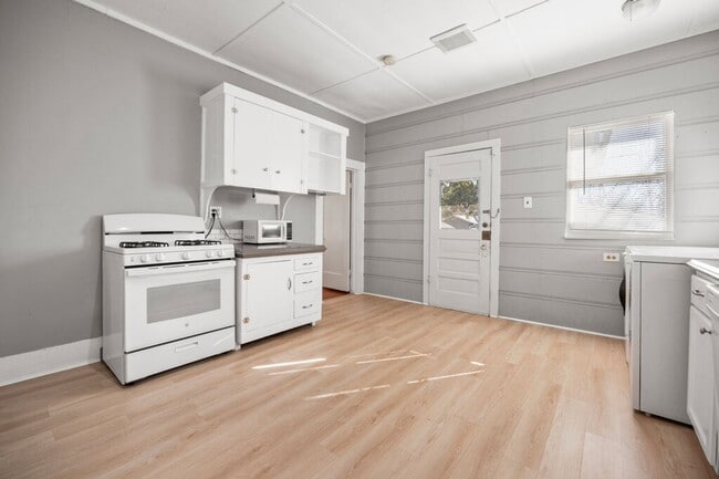 Building Photo - Historic craftsman style home located in T...