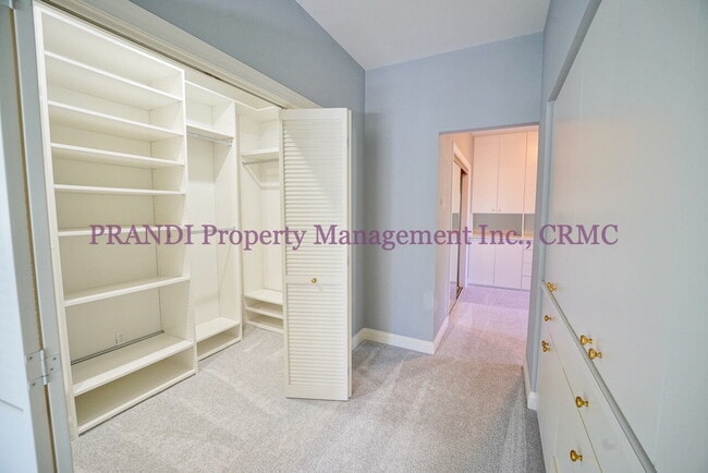 Building Photo - Exclusive Home in Gated Community!