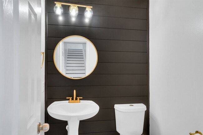 Building Photo - 15807 Little Miss Creek Dr