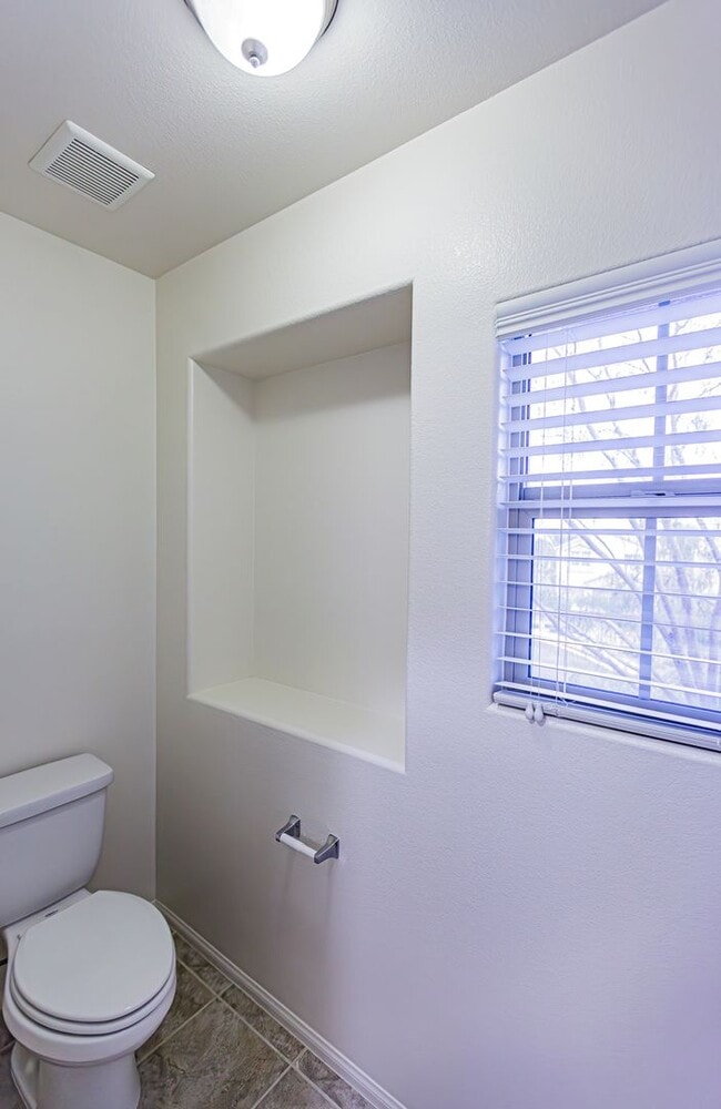 Building Photo - 4 Bedroom home located in Mountain's Edge