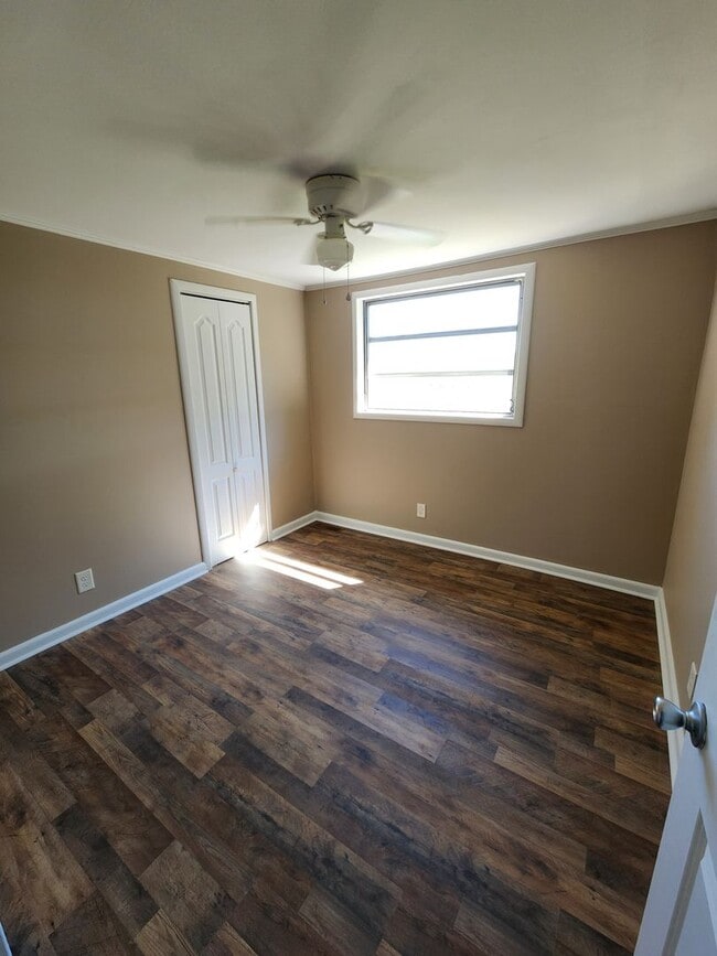 Building Photo - Newly Remodeled!!