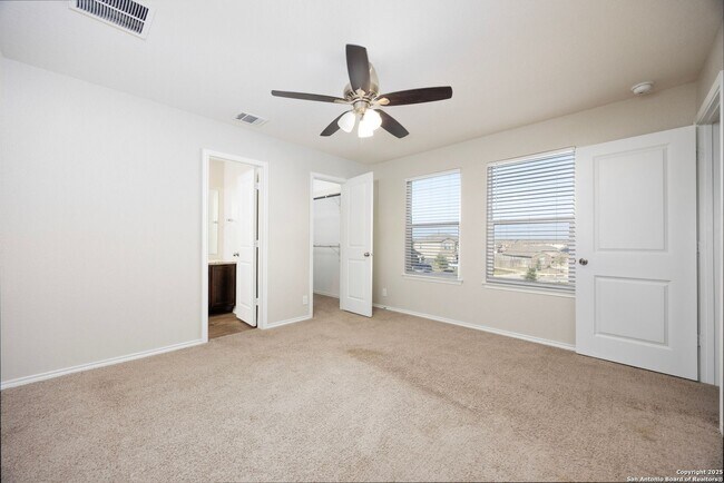 Building Photo - Move in Ready 3 Bedroom Two-story Home