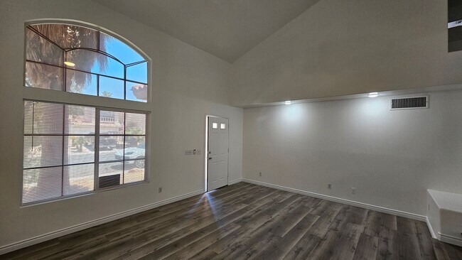Building Photo - 4 Bedrooms near Silverado Ranch!