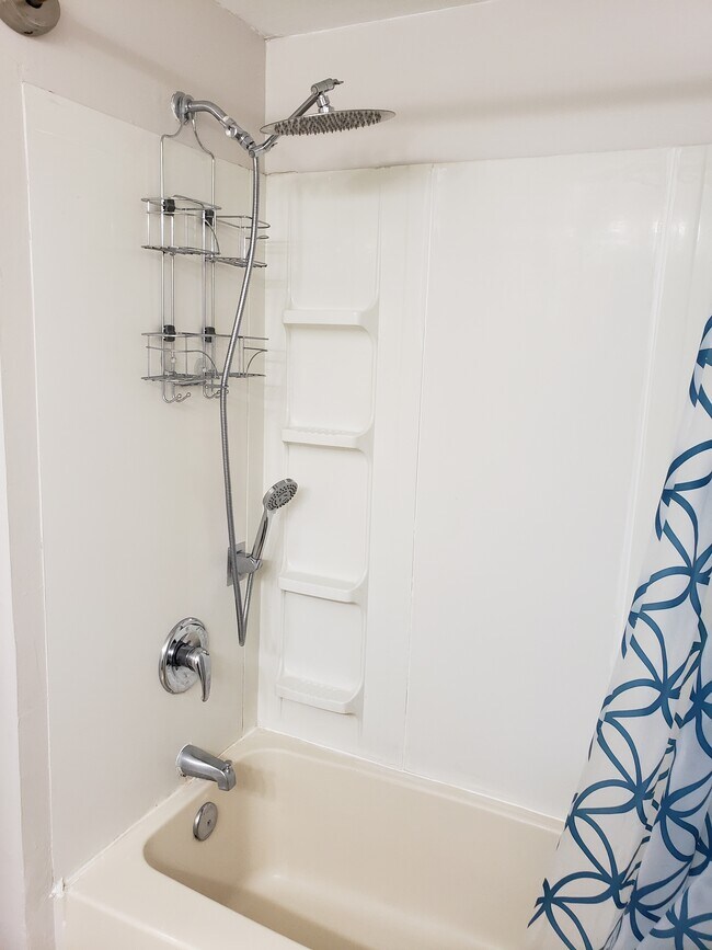 Tub/Shower - 726 1st St