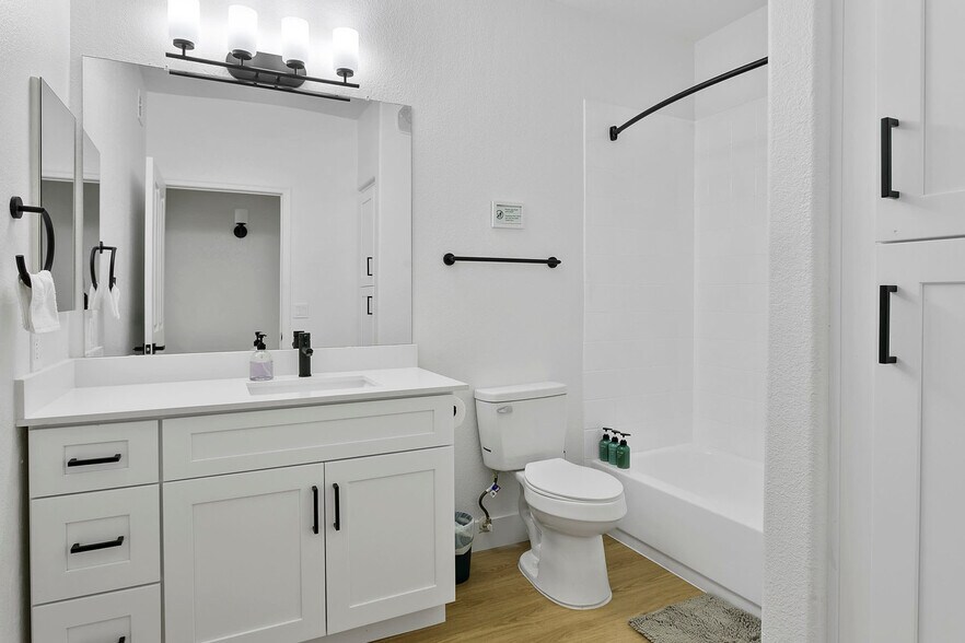 Building Photo - 9450 W Cabela Dr