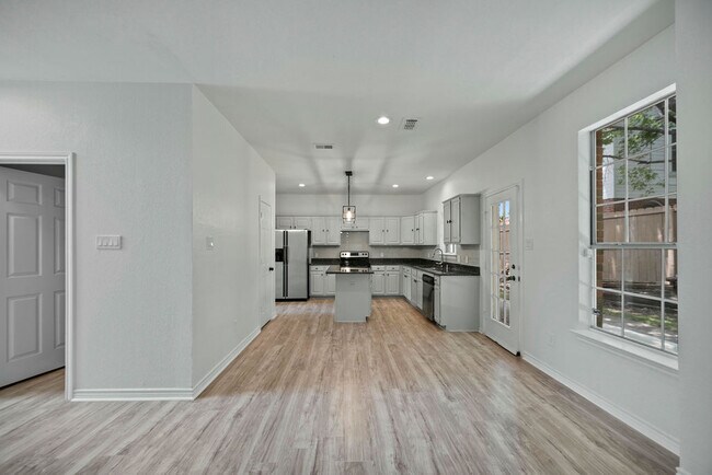 Building Photo - 1100 Hyde Park Dr