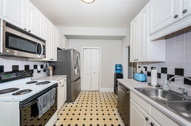 Building Photo - 833 1st St NE