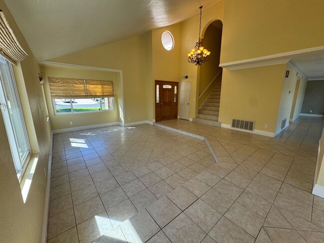 Building Photo - 4 Bedroom house with pool and amazing views