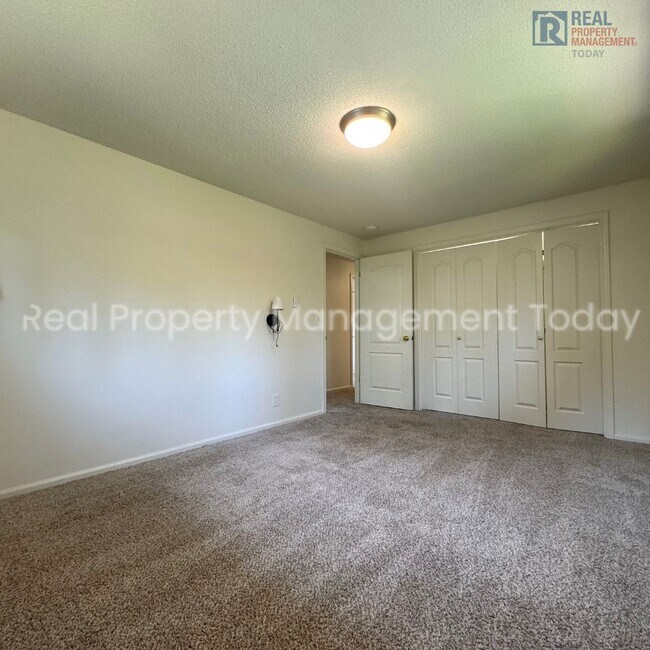 Building Photo - Charming 3 Bedroom with Huge Backyard!