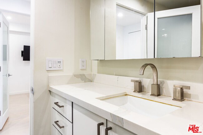 Building Photo - 838 N Doheny Dr