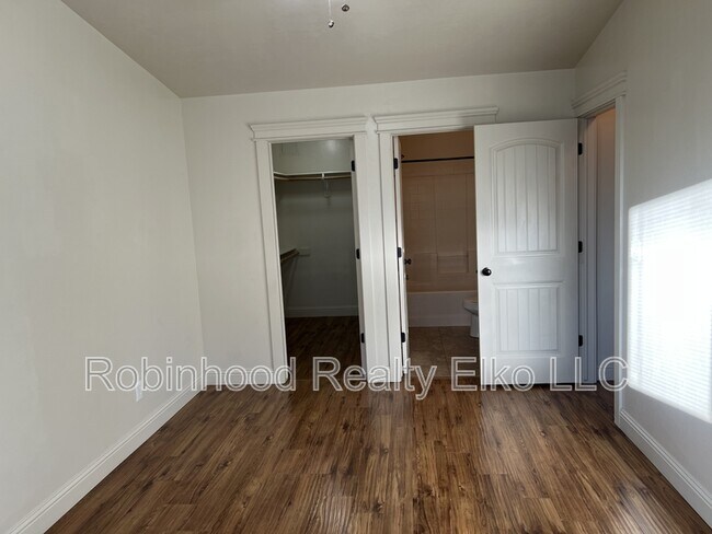 Building Photo - 279 Country Club Pkwy