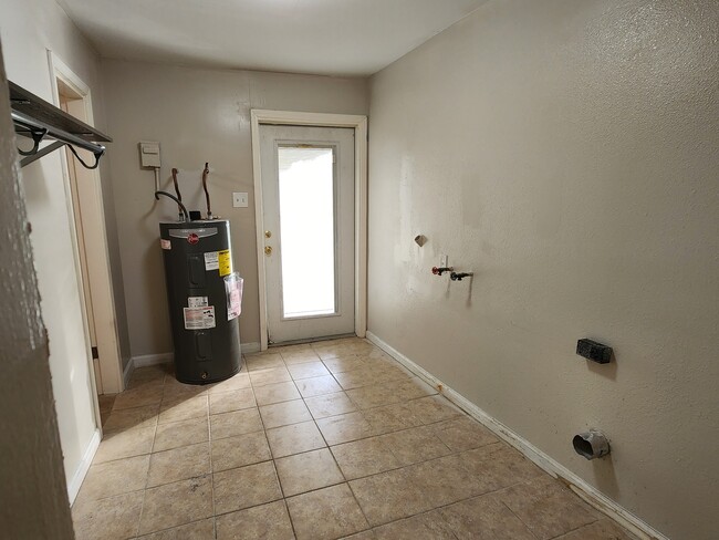 Building Photo - 2600 Countiss Dr