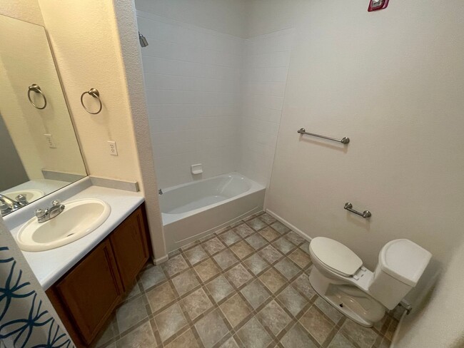 Building Photo - Englewood 2 Bedroom, 2 Bath Condo (Availab...
