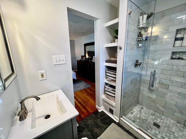 Building Photo - Beautiful All-Brick Ranch in the Heart of Kings Grant!